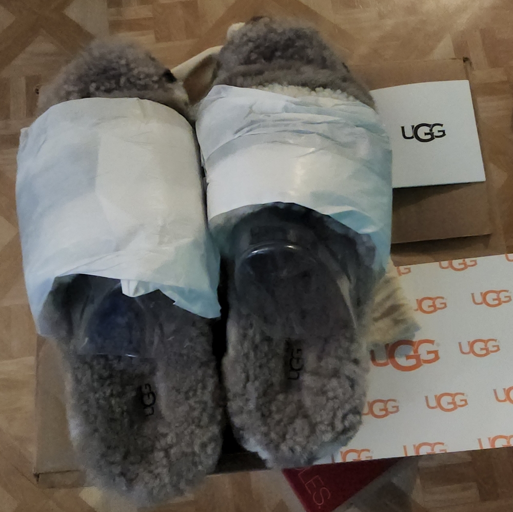Ugg - Picture 2 of 5
